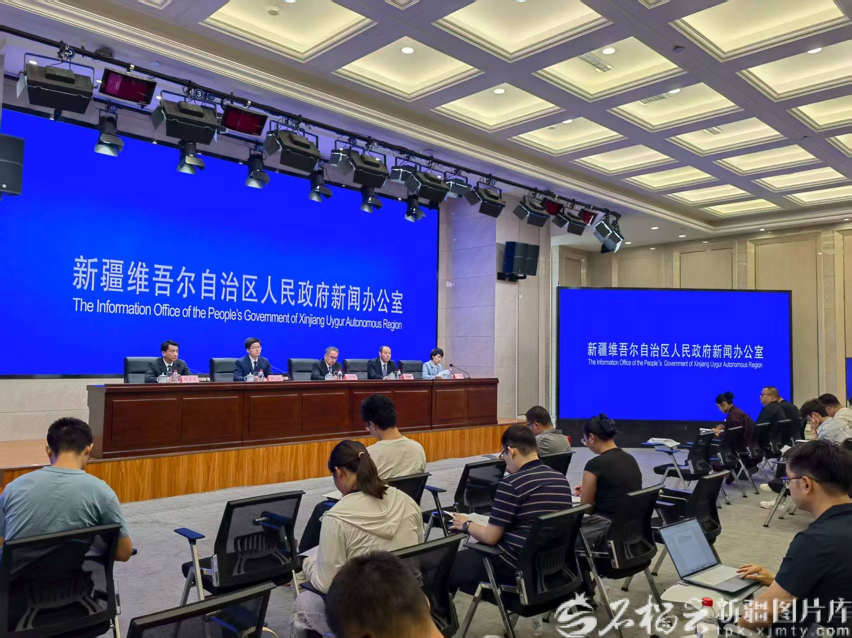 奋力书写丝路明珠高质量发展新答卷——“新时代党的治疆方略的成